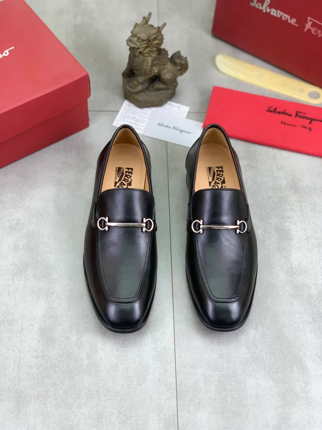 Men's Men's Shoes 💰P480💰[New Style] Water-dyed Niuli 🆘[Salvatore Ferragamo] Ferragamo's latest casual business leather shoes for men! Available at counters simultaneously! The fabric is made of specially imported original calfskin, the lining is made of imported water-dyed cowhide, and the original combination outsole is absolutely luxurious and leads the fashion trend. Matching code: 38-45; 4️⃣ colors available